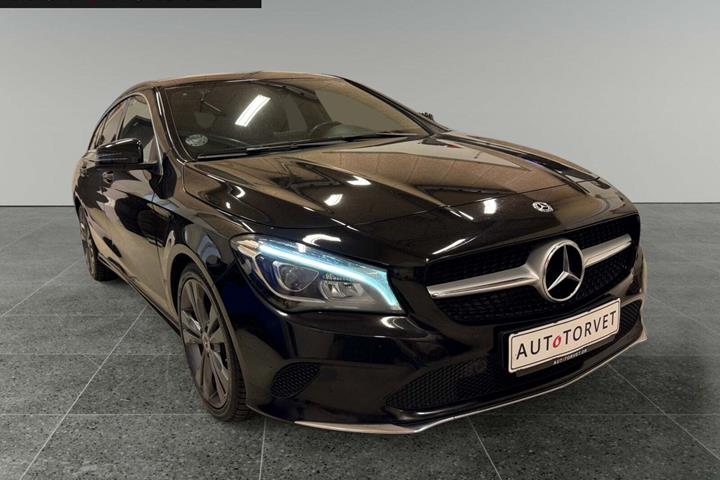 Sort Mercedes CLA220 d fra 2017 set udefra