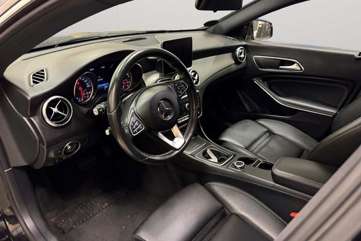 Sort Mercedes CLA220 d fra 2017 set indefra