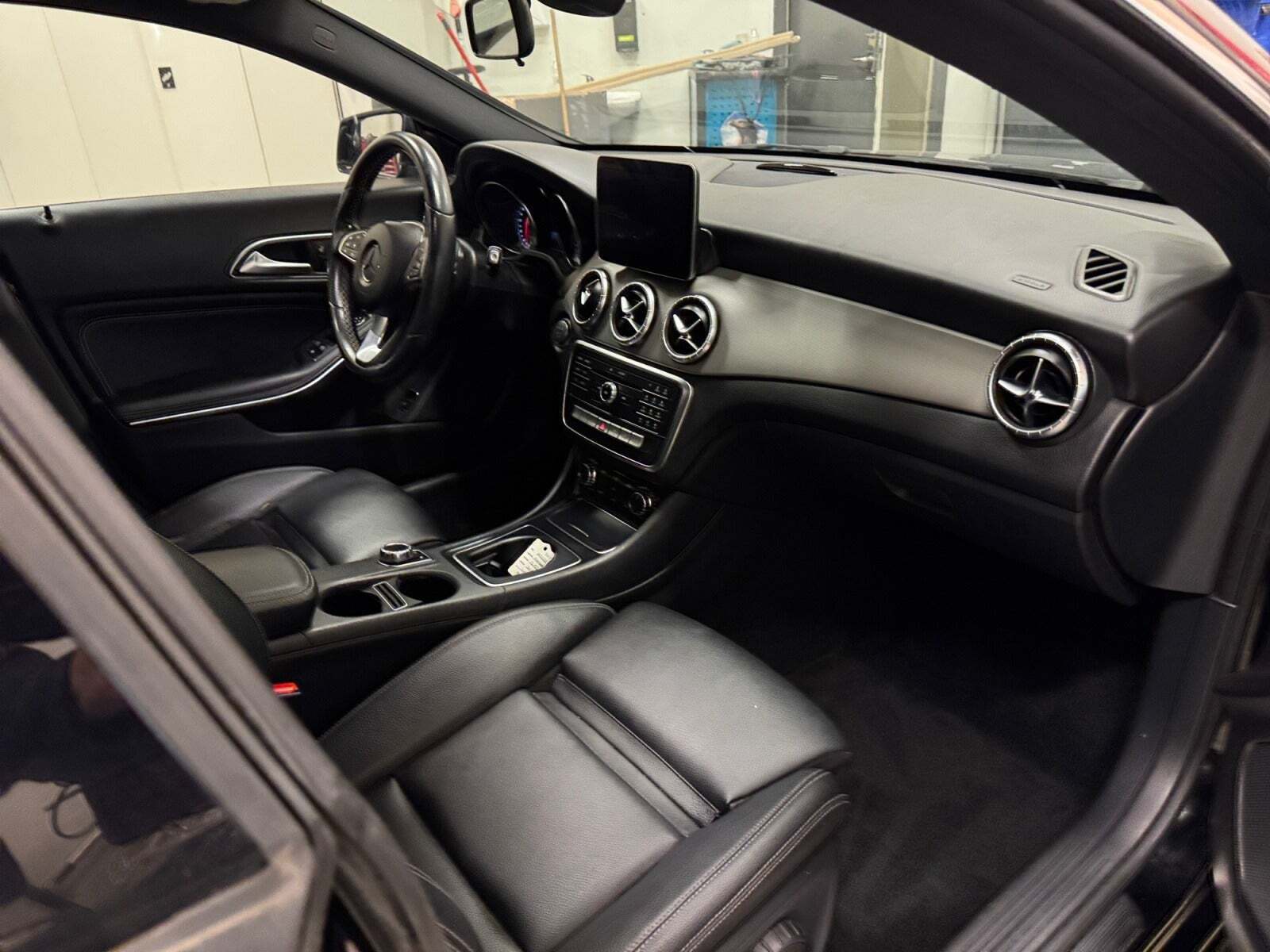 Sort Mercedes CLA220 d fra 2017 set indefra