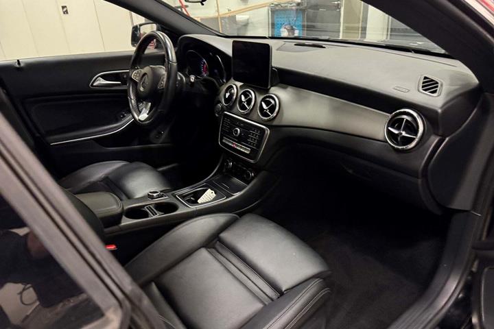 Sort Mercedes CLA220 d fra 2017 set indefra