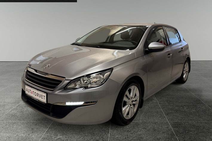 Sølv Peugeot 308 fra 2015 set udefra