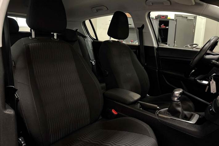 Sølv Peugeot 308 fra 2015