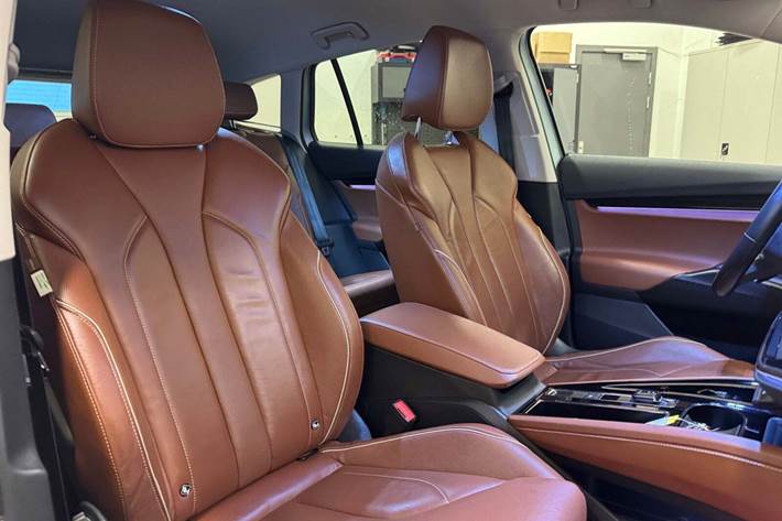 Turquoise Skoda Enyaq fra 2021