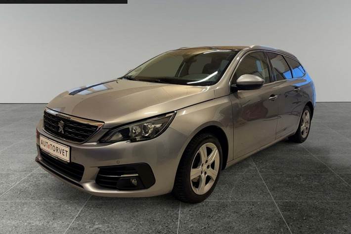 Sølv Peugeot 308 fra 2018 set udefra