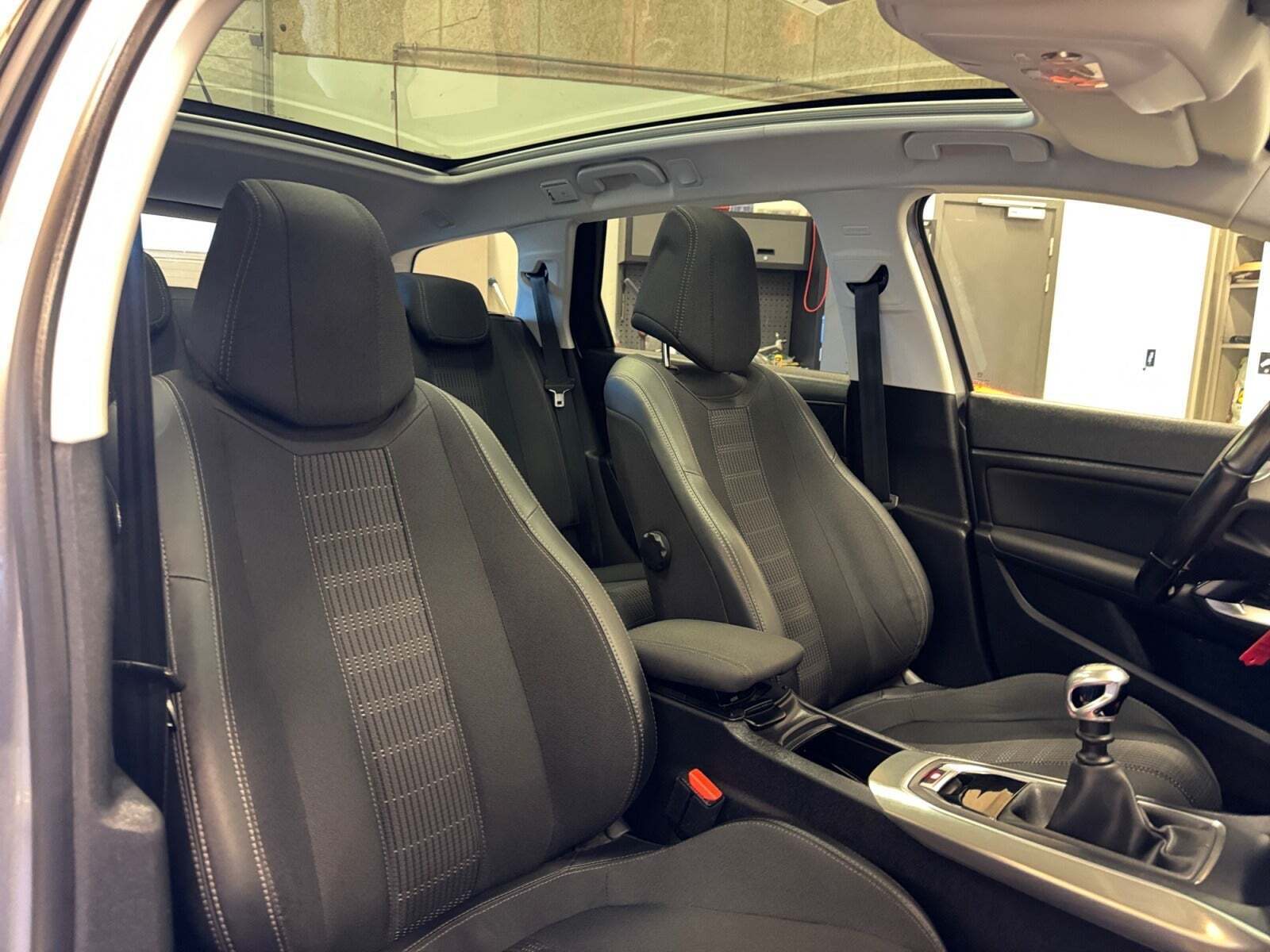 Sølv Peugeot 308 fra 2018