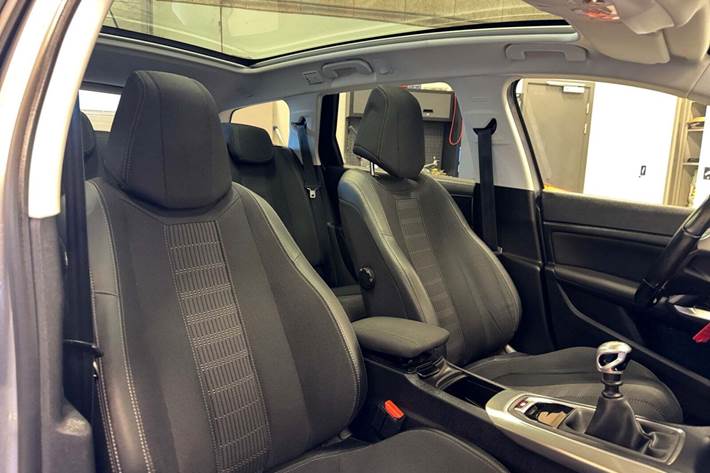 Sølv Peugeot 308 fra 2018