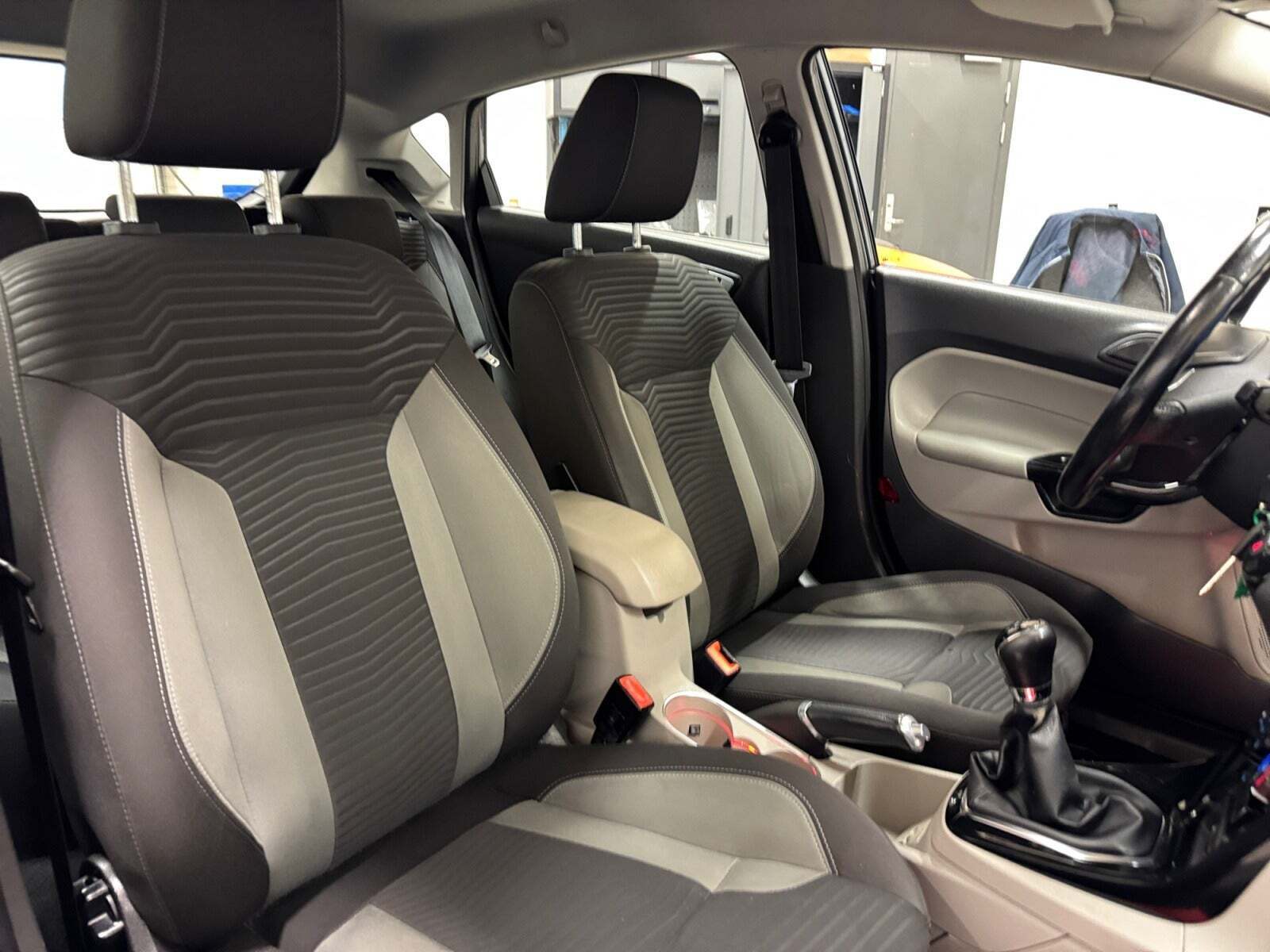 Grå Ford Fiesta fra 2015