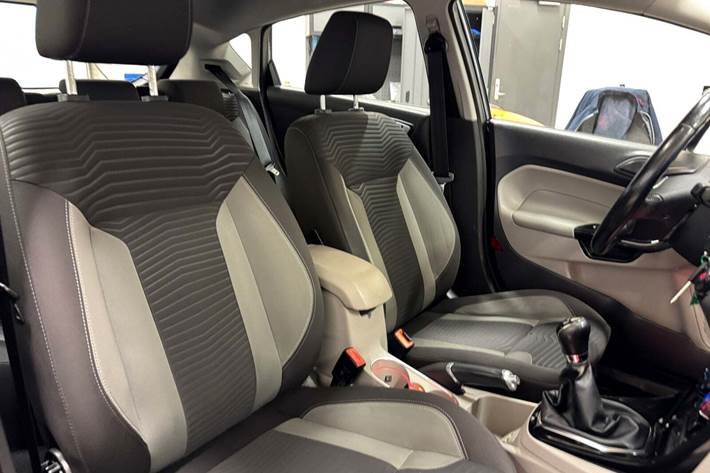 Grå Ford Fiesta fra 2015