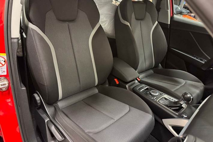 Rød Audi Q2 fra 2019