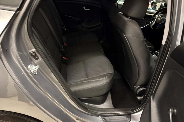 Grå Hyundai i30 fra 2014