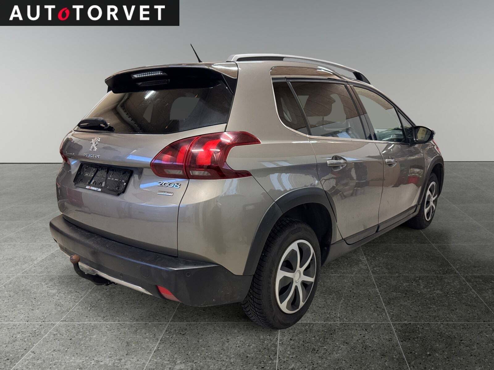 Beige Peugeot 2008 fra 2017