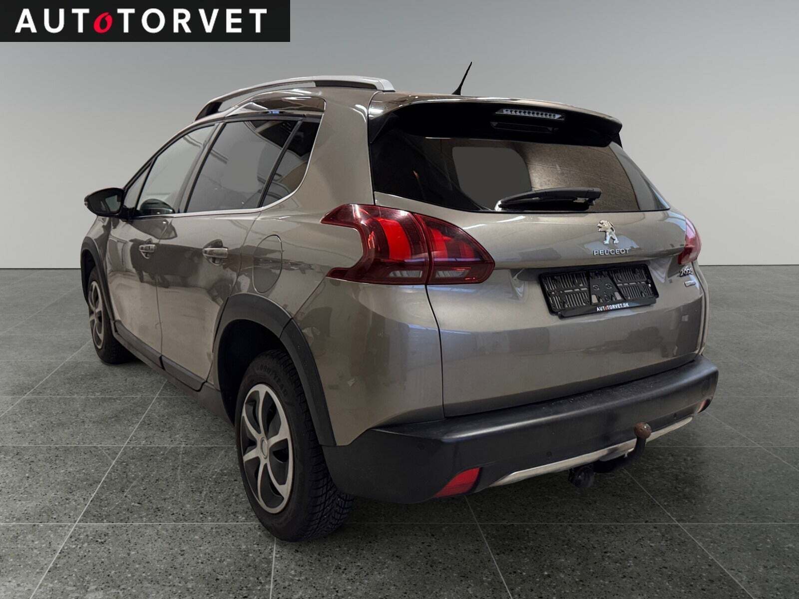 Beige Peugeot 2008 fra 2017