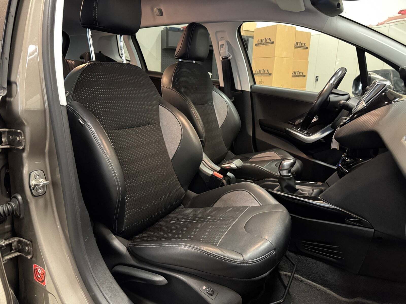 Beige Peugeot 2008 fra 2017