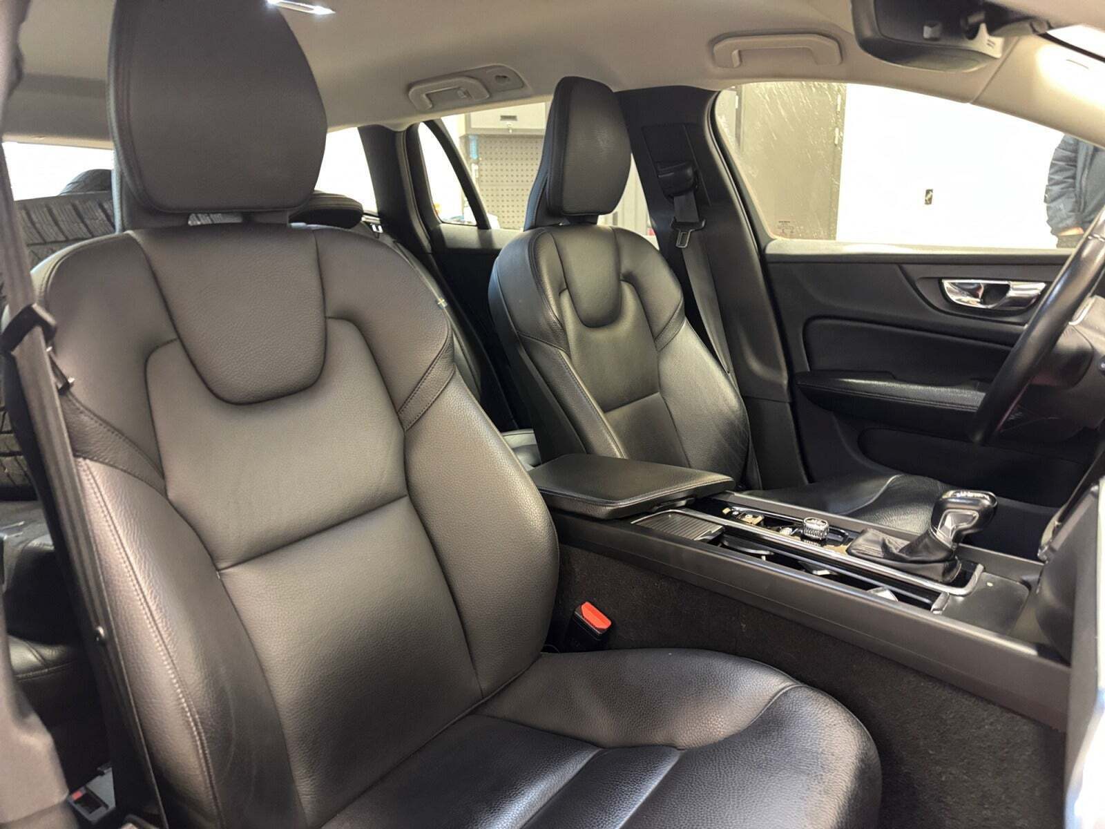 Blå Volvo V60 fra 2019