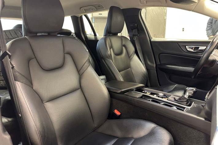 Blå Volvo V60 fra 2019