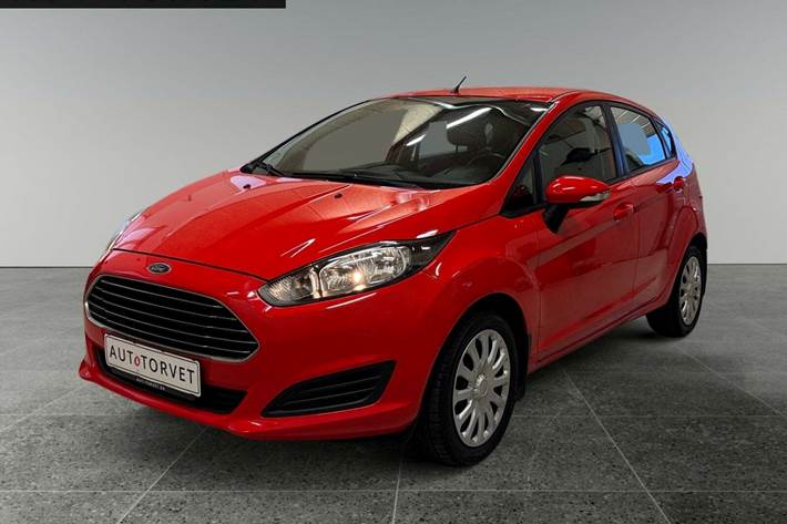 Rød Ford Fiesta fra 2015 set udefra