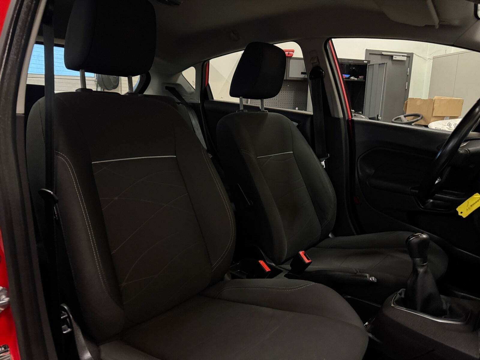 Rød Ford Fiesta fra 2015