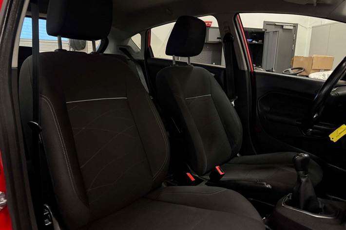 Rød Ford Fiesta fra 2015