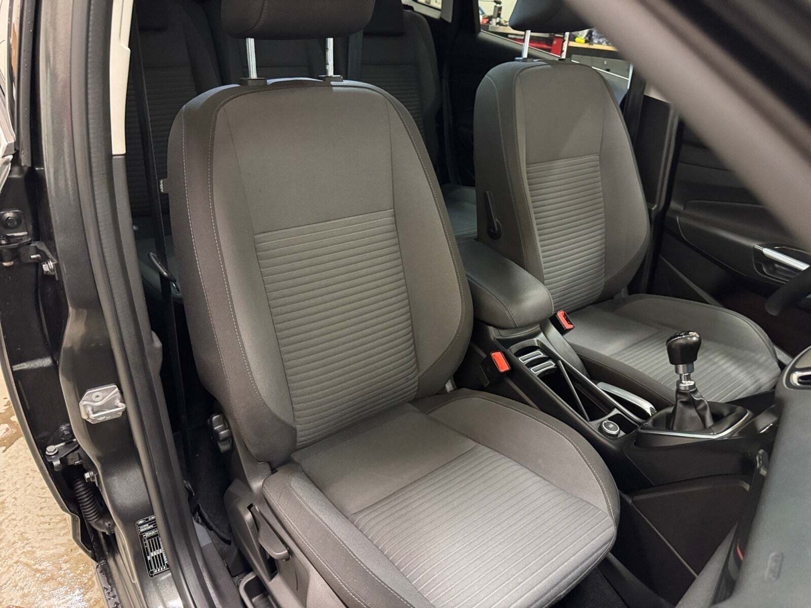 Grå Ford C-MAX fra 2018