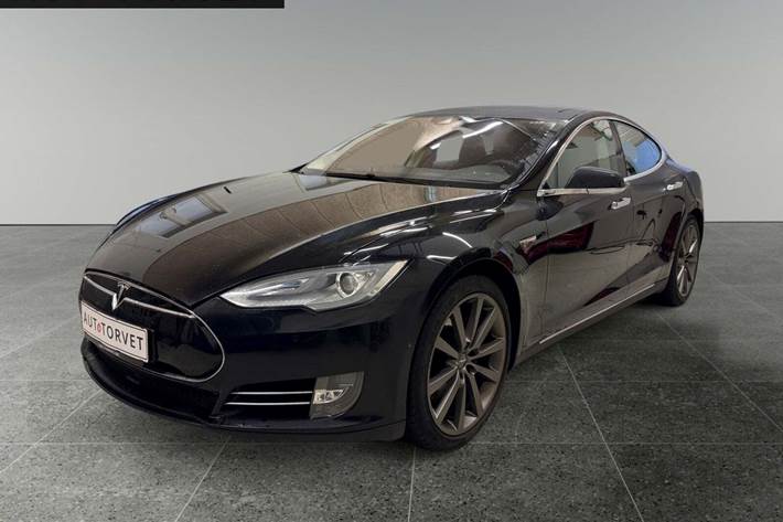 Sort Tesla Model S fra 2015 set udefra