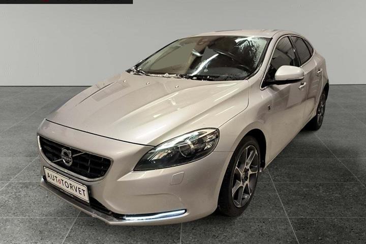 Sølv Volvo V40 fra 2016 set udefra