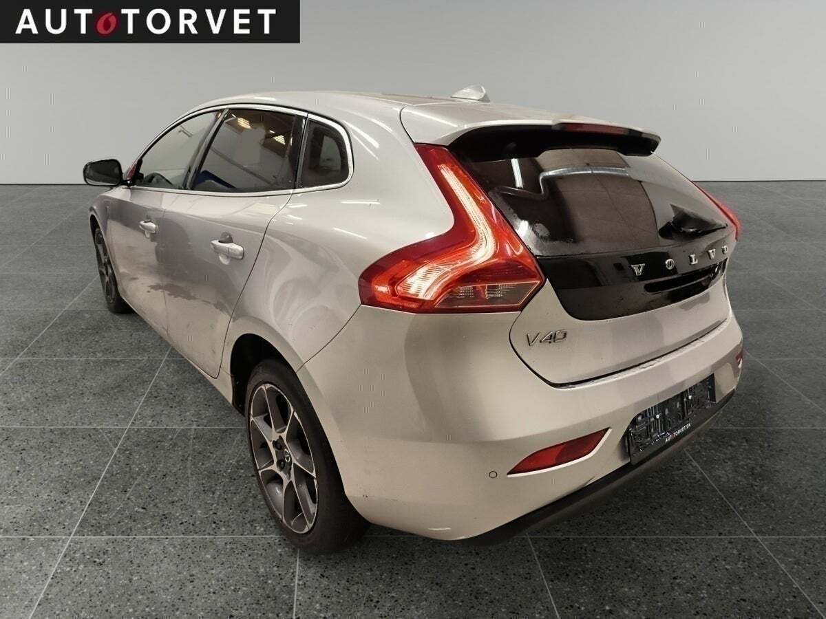 Sølv Volvo V40 fra 2016