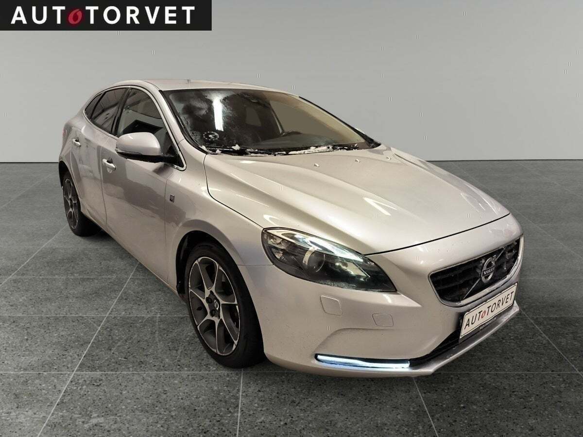 Sølv Volvo V40 fra 2016 set udefra