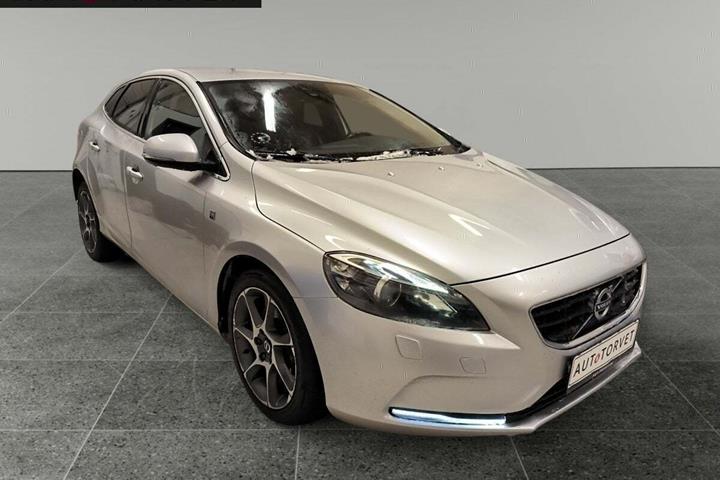Sølv Volvo V40 fra 2016 set udefra