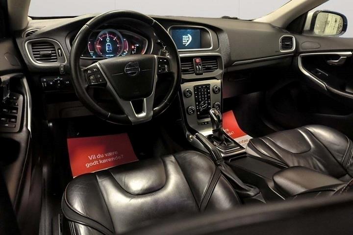 Sølv Volvo V40 fra 2016 set indefra