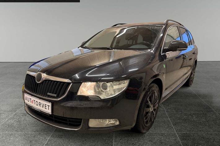 Sort Skoda Superb fra 2012 set udefra