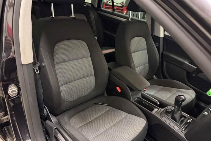 Sort Skoda Superb fra 2012