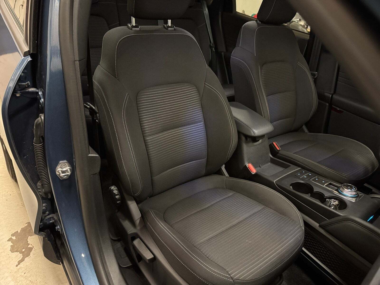 Blå Ford Kuga fra 2022