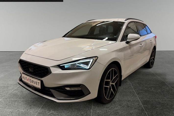 Hvid Seat Leon fra 2021 set udefra