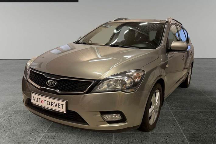 Sølv Kia Ceed fra 2012 set udefra