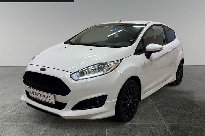 Hvid Ford Fiesta fra 2015 set udefra
