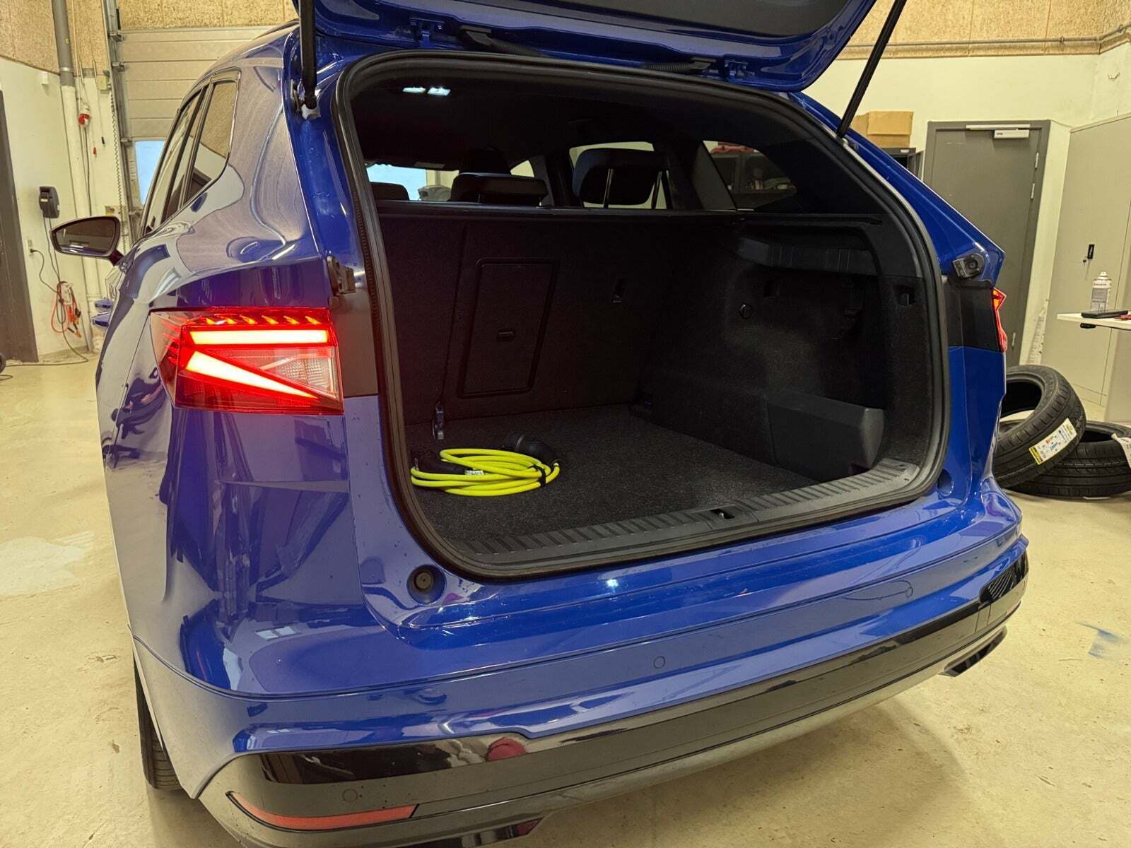 Blå Skoda Enyaq fra 2023