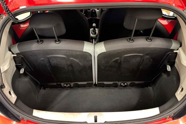 Rød Toyota Aygo fra 2015