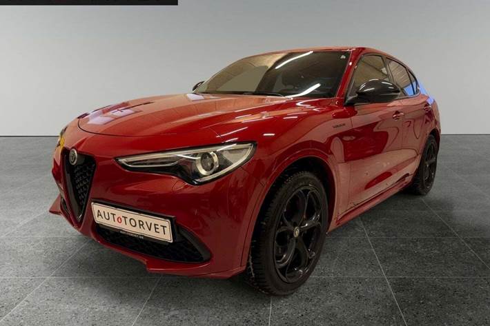 Rød Alfa Romeo Stelvio fra 2021 set udefra
