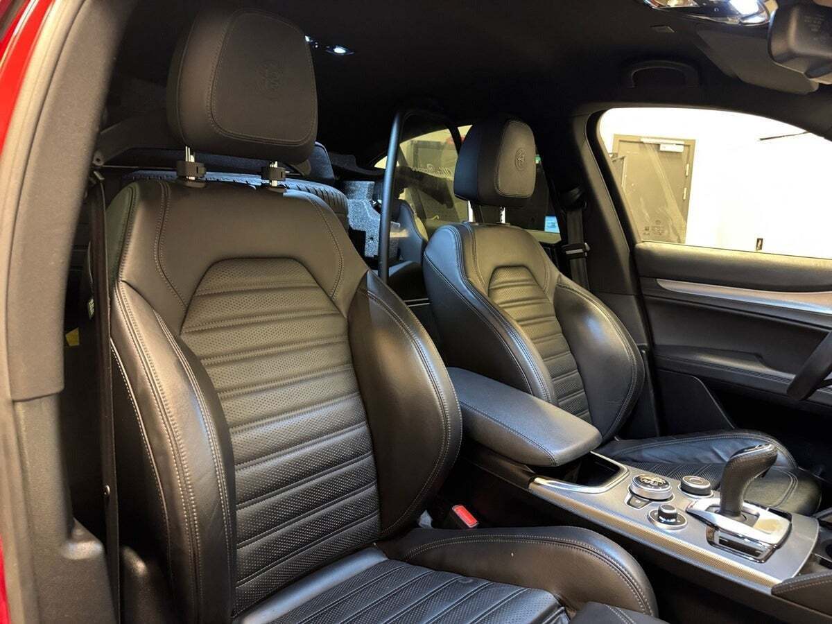 Rød Alfa Romeo Stelvio fra 2021