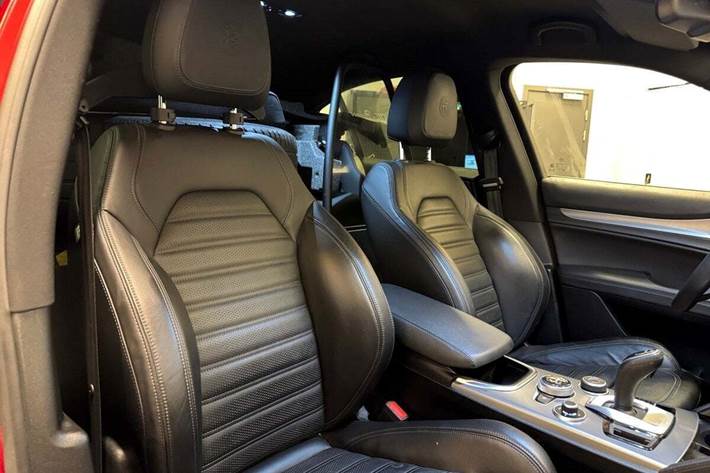 Rød Alfa Romeo Stelvio fra 2021