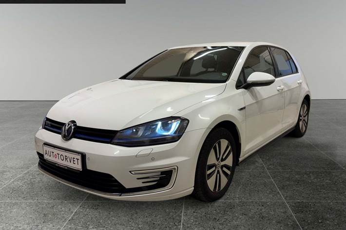 Hvid VW Golf VII fra 2016 set udefra