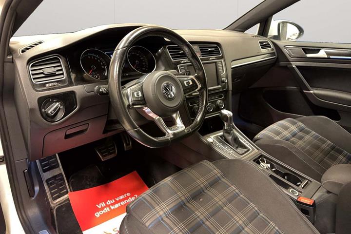Hvid VW Golf VII fra 2016