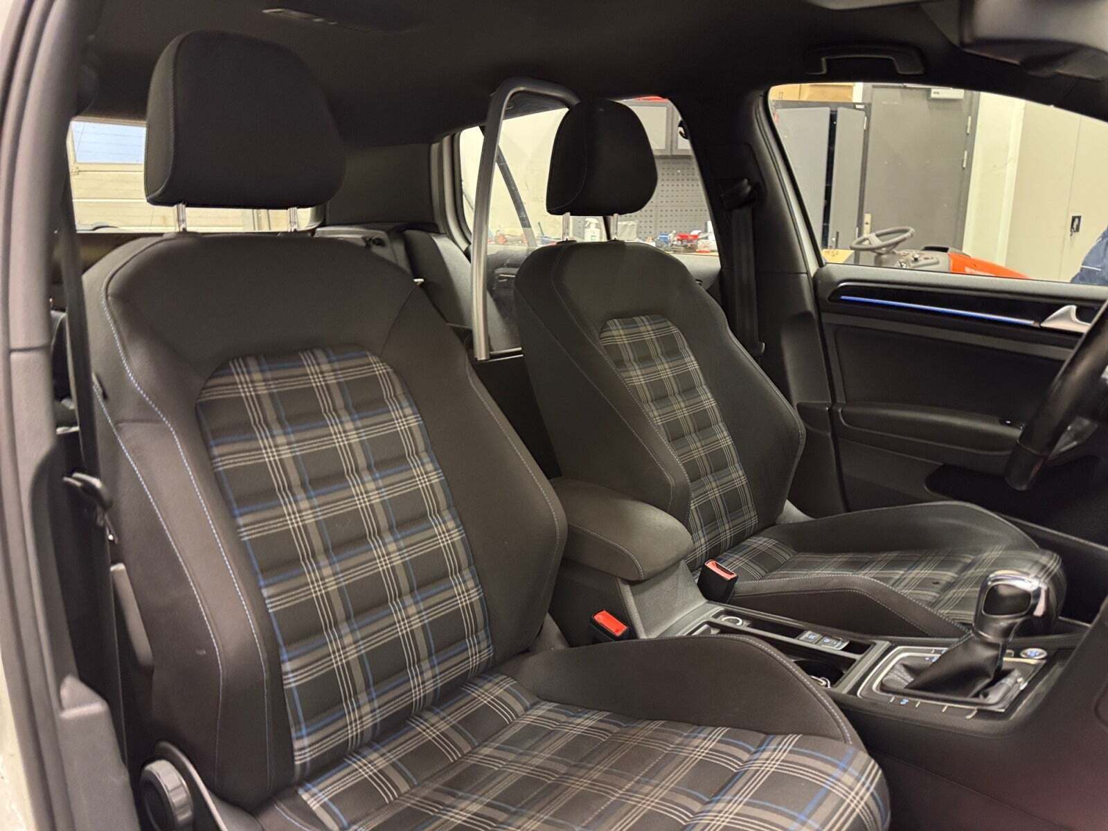 Hvid VW Golf VII fra 2016