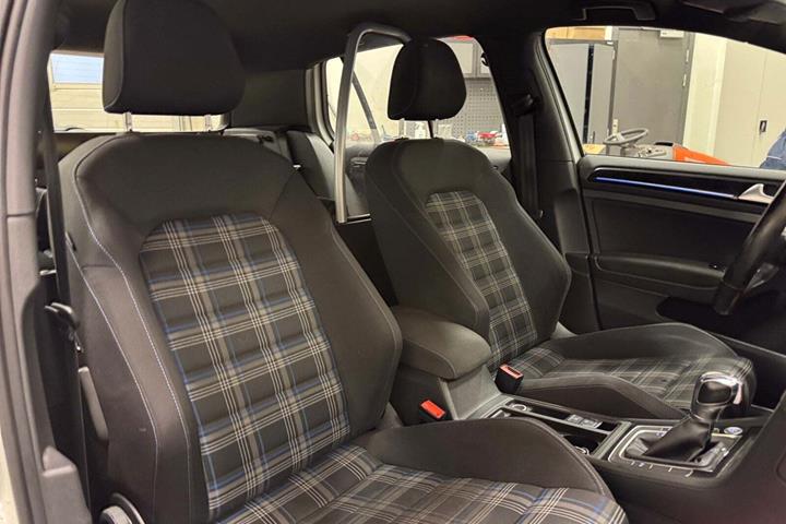 Hvid VW Golf VII fra 2016