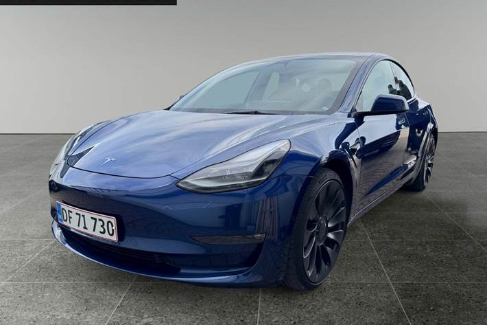 Blå Tesla Model 3 fra 2022