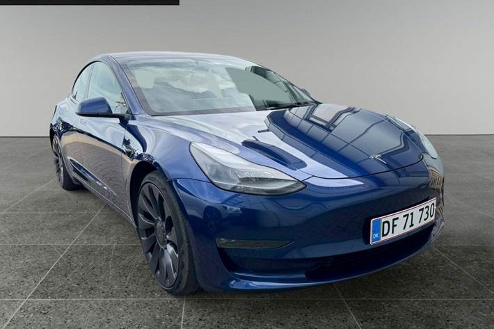Blå Tesla Model 3 fra 2022
