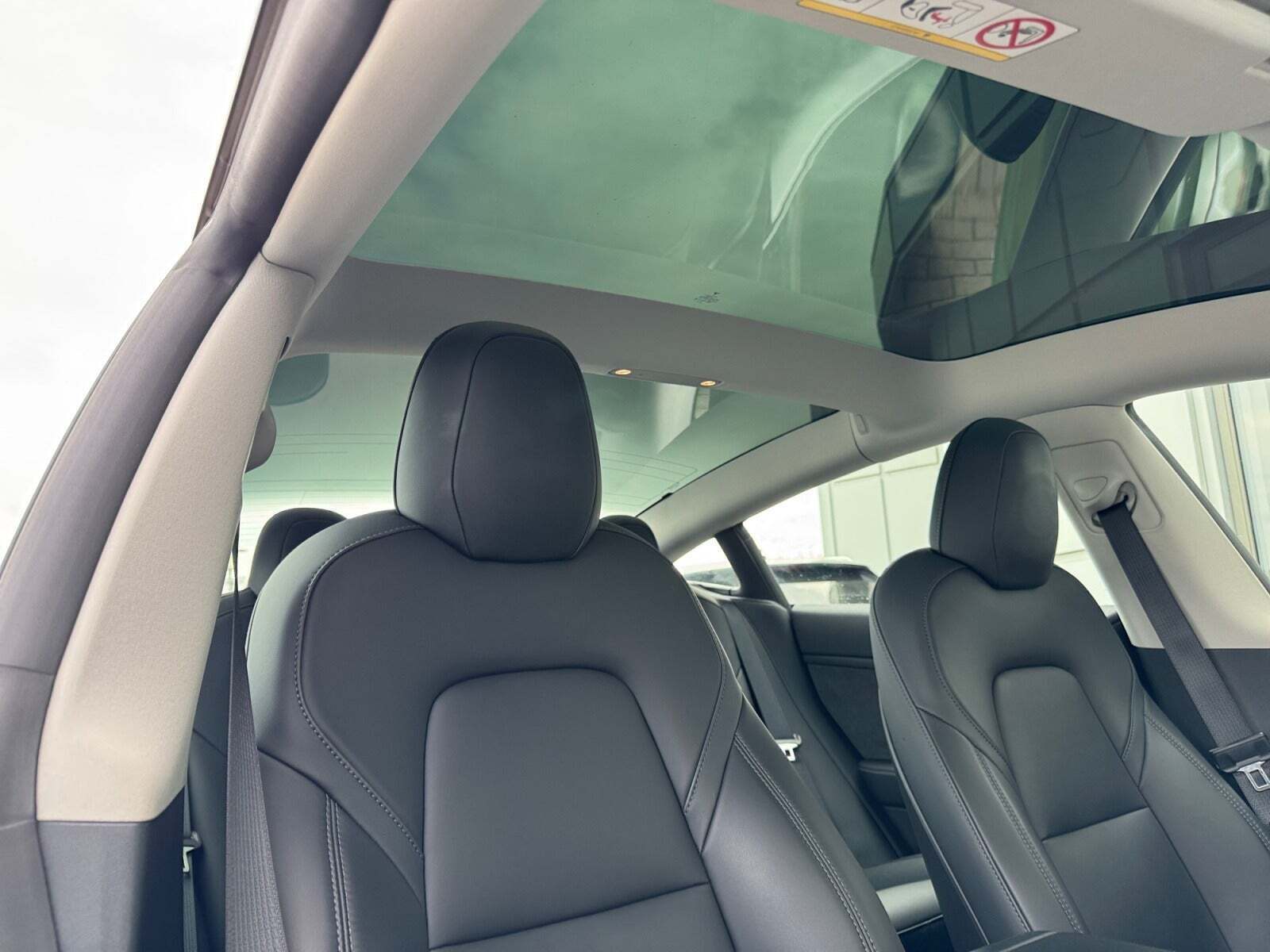 Blå Tesla Model 3 fra 2022