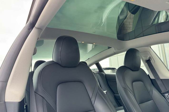 Blå Tesla Model 3 fra 2022