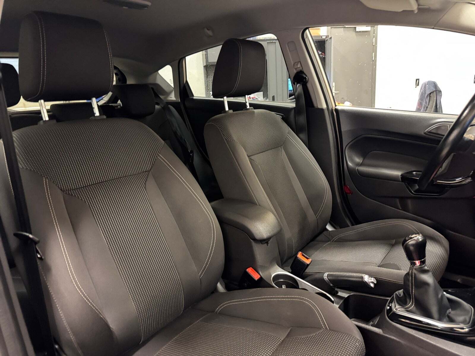 Orange Ford Fiesta fra 2017