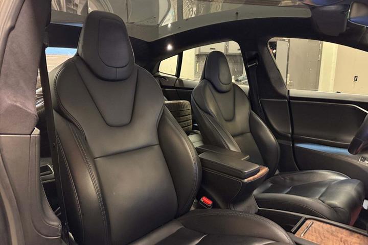 Grå Tesla Model S fra 2019